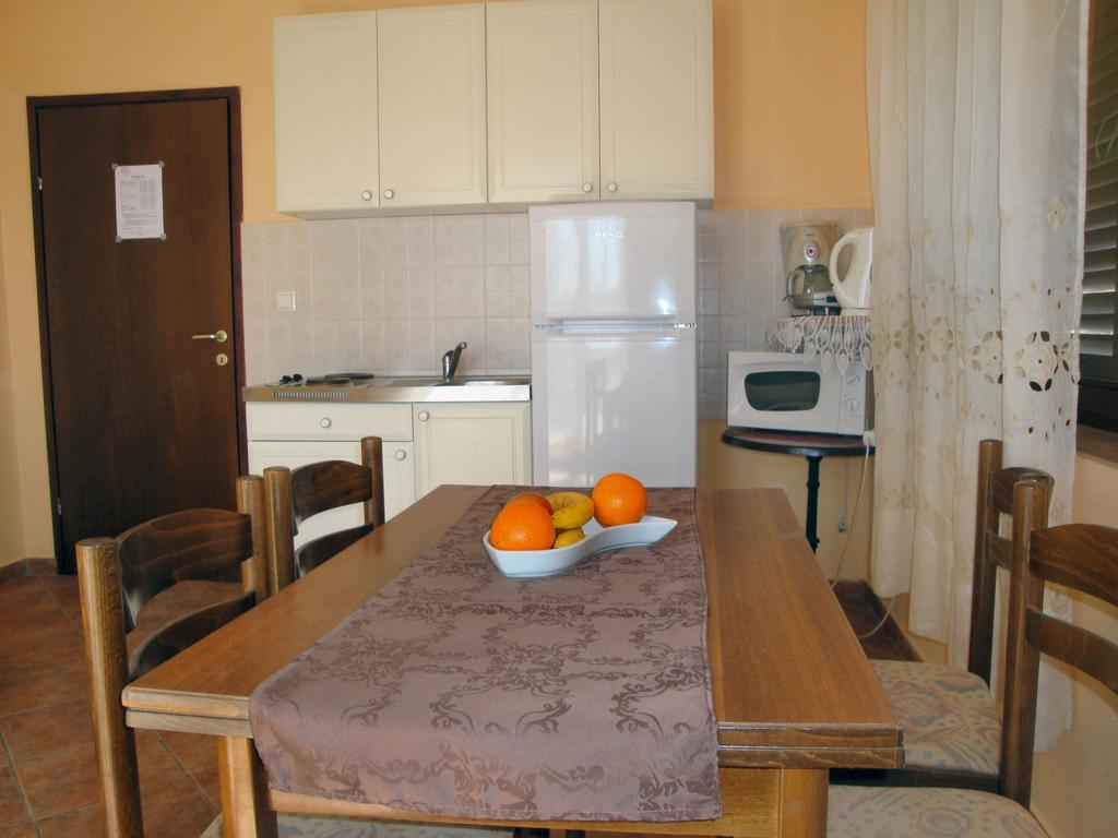 Apartments Vukelic Starigrad Paklenica Exterior photo