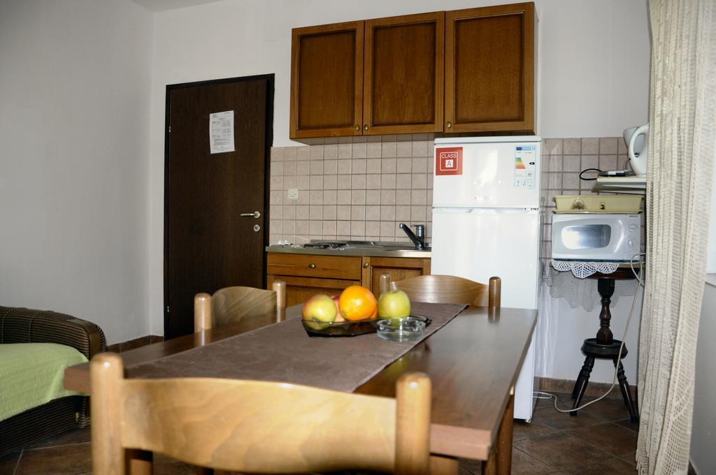 Apartments Vukelic Starigrad Paklenica Exterior photo