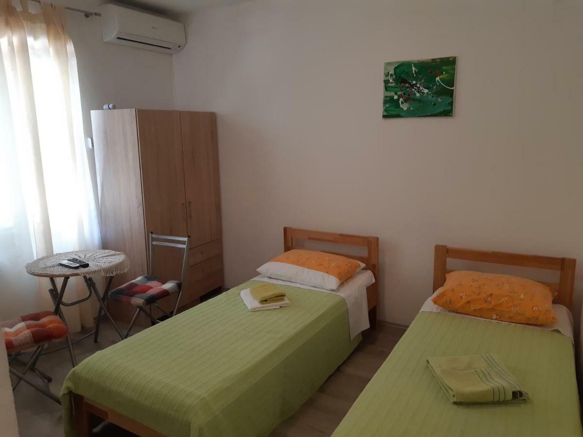 Apartments Vukelic Starigrad Paklenica Exterior photo
